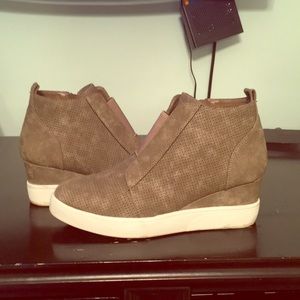 Platform wedge athletic shoe 8.5